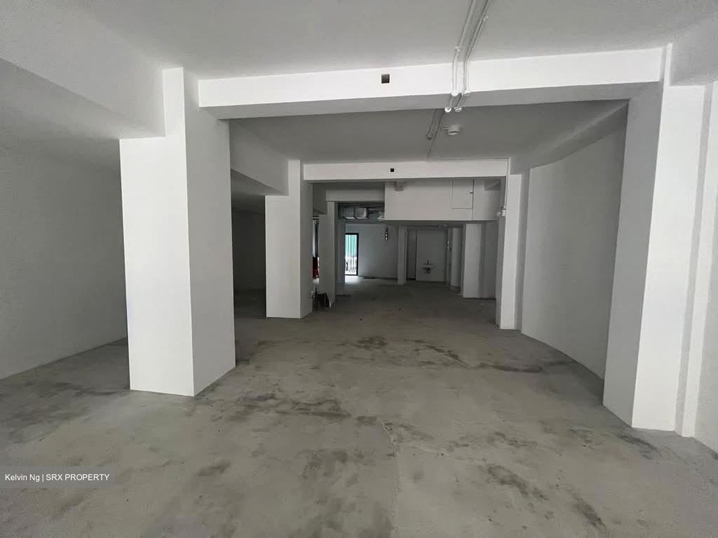 North Canal Road (D1), Retail #573662351